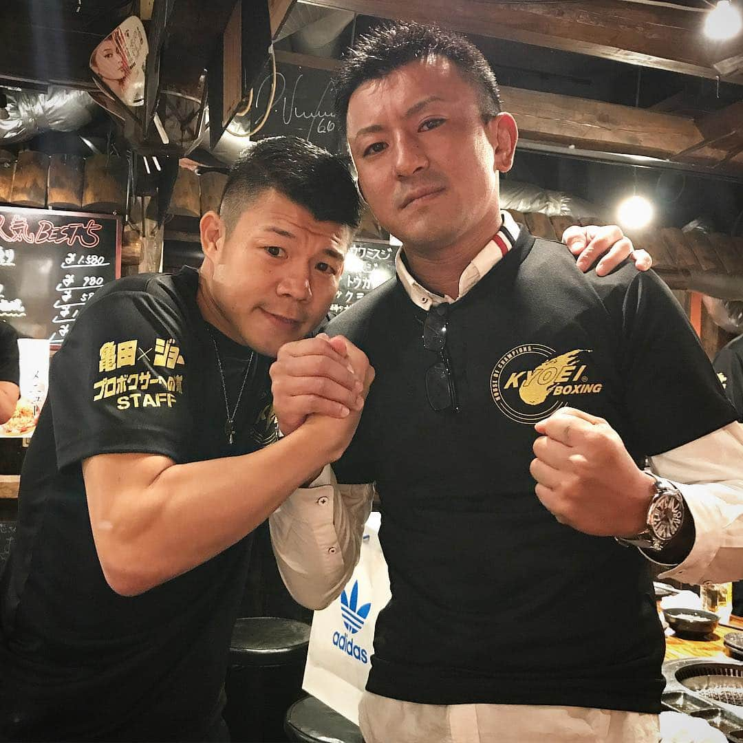 亀田興毅さんのインスタグラム写真 - (亀田興毅Instagram)「まさか総長と一緒にお酒を飲める時がくるとは… なんだか感慨深いものがある。 #麦わらのユウタ #総長 #亀田興毅 #カリスマ #仕上がってる #いききってる #漢飲み #安定のボールハイ #ボールハイ #ハイボール #まもなく調布でイベント」10月10日 17時49分 - kokikameda