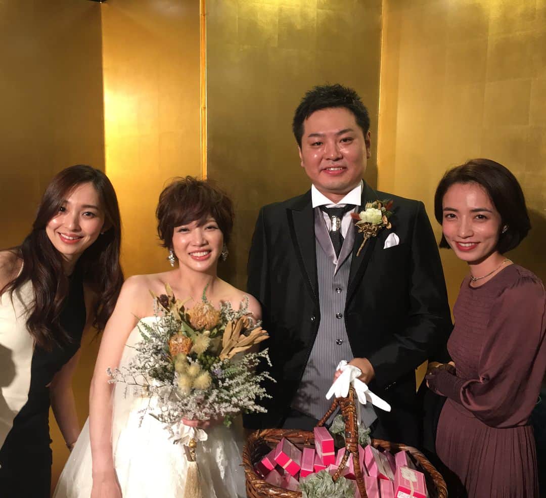 菊井亜希のインスタグラム：「きらっきらの新郎新婦💏 うえっきーさん ご結婚おめでとうございます✨✨ 太陽の様に眩しい二人に幸せをお裾分けしてもらって…🌞💕 からの阪井姉妹との感度高めな夜💫 なんて最高な姉妹なんよ😂🔥🔥 ありがと♡@ayumisakai0121」