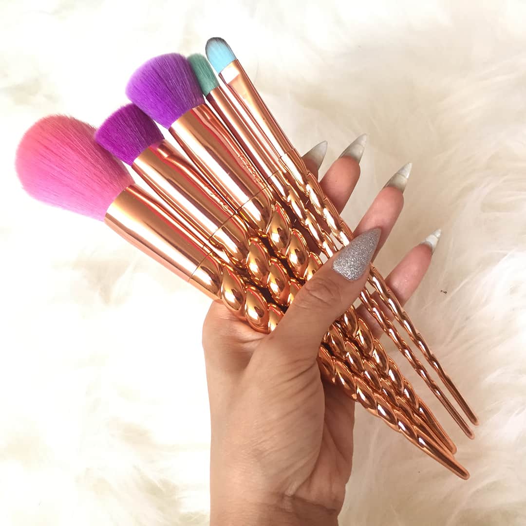 のインスタグラム：「#makeup #tarte  使ってる化粧品たちUPしますー❤️ 可愛い物に囲まれると幸せな気持ちになります❤️😘」