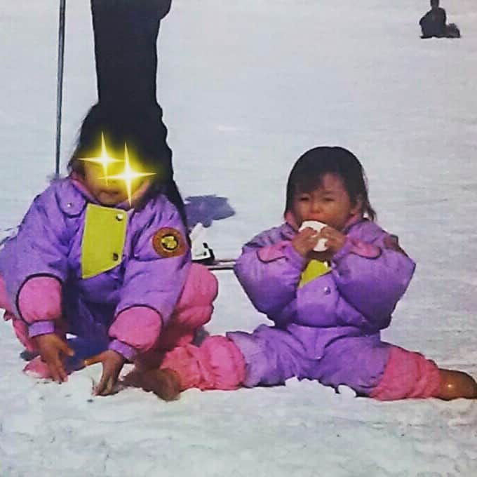 宮澤智さんのインスタグラム写真 - (宮澤智Instagram)「昔の写真😁 2歳になる頃スキー場で食べているのは、おにぎりではなく雪です❄️笑 母によると小さいころ（今でも⁉︎）変わった子だったそうです。 #アルバム#スキー場#雪#一つ上のお姉ちゃん#後ろに立っているのは父」10月10日 14時26分 - tomo.miyazawa