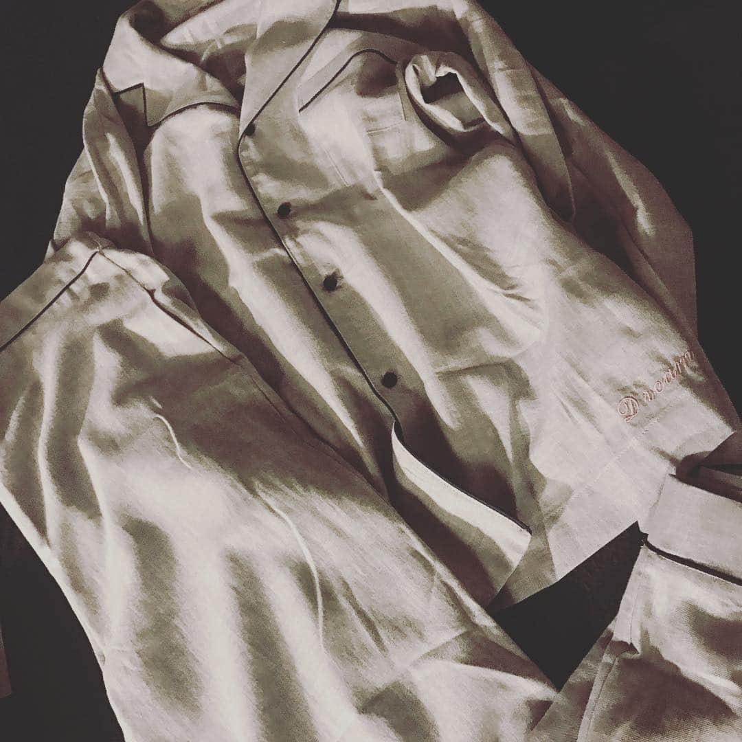 大草直子さんのインスタグラム写真 - (大草直子Instagram)「Priv. spoons clubのパジャマ。オーガニックコットンで、本当に柔らかくて気持ち良い。インポートのパジャマは、かなりローライズ、かつ丈が長くて。本当、眠りが変わります。 #privspoonsclub  #裾にはdreamの刺繍が #シルクのも買おう #おやすみなさい」10月10日 14時59分 - naokookusa