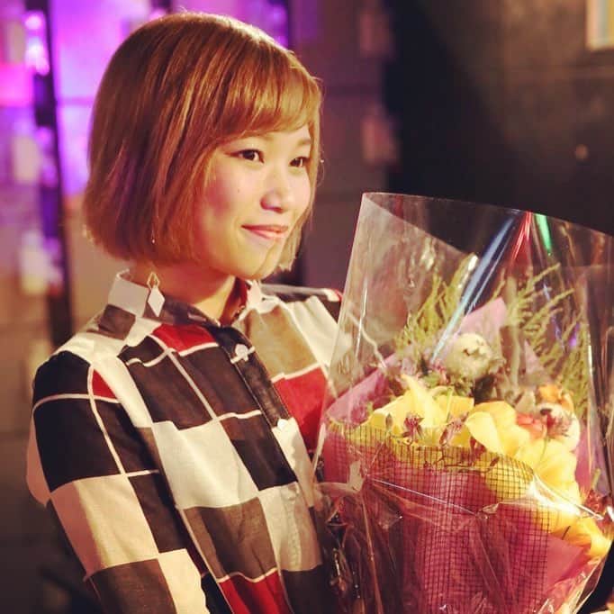 R!Nのインスタグラム：「#ハグロック . 初めての出演でした。 4月に観客として見にいき、わたしが見に行ったアーティストさんたちの集客率に圧倒され.…正直わたしは今までのワンマンのキャパでは不安な部分がたくさんありました。 . 会場いっぱいに、集められるか。 自分の時間帯にはわたしよりも大きい箱でやってる方々も多く、もうこれは勝負だ、自分は自分の歌で、できることをやるしかないと。 . 出番の7時間前から、チラシを配りました。 . わたしを知らない方々も多い。 まずは、名前だけでも知ってもらうために。 . 結果、300枚もフライヤーを配ることができました。受け取ってくださった方々、本当にありがとうございます。 . そして、、 会場も。 満員御礼でした！ . とっても長い1日でしたが、 最高に報われた、幸せなハグロックでした。 . 歌に込める情熱も、 より一層篭っていたと思います。 激情というか、強い想いが爆発しました。 . CDやチケットも羽ばたき、次のライブが待ちきれないほど楽しみです！次は10/14、完売済みのカフェライブ！そしてカラオケ大会日本決勝と続きます。 . これからも、 応援よろしくお願い致します！ . . #ハグロック #ライブ #サーキット #イベント #渋谷 #shibuya #the #game #japan #singer #singersongwriter #ssw #RIN #Gemie #vocalist #thanks #ありがとう #シンガー #シンガーソングライター #music #musicismylife #l4l #followme #instapic #instadaily #tokyo #anime #即興 #piano #弾き語り」
