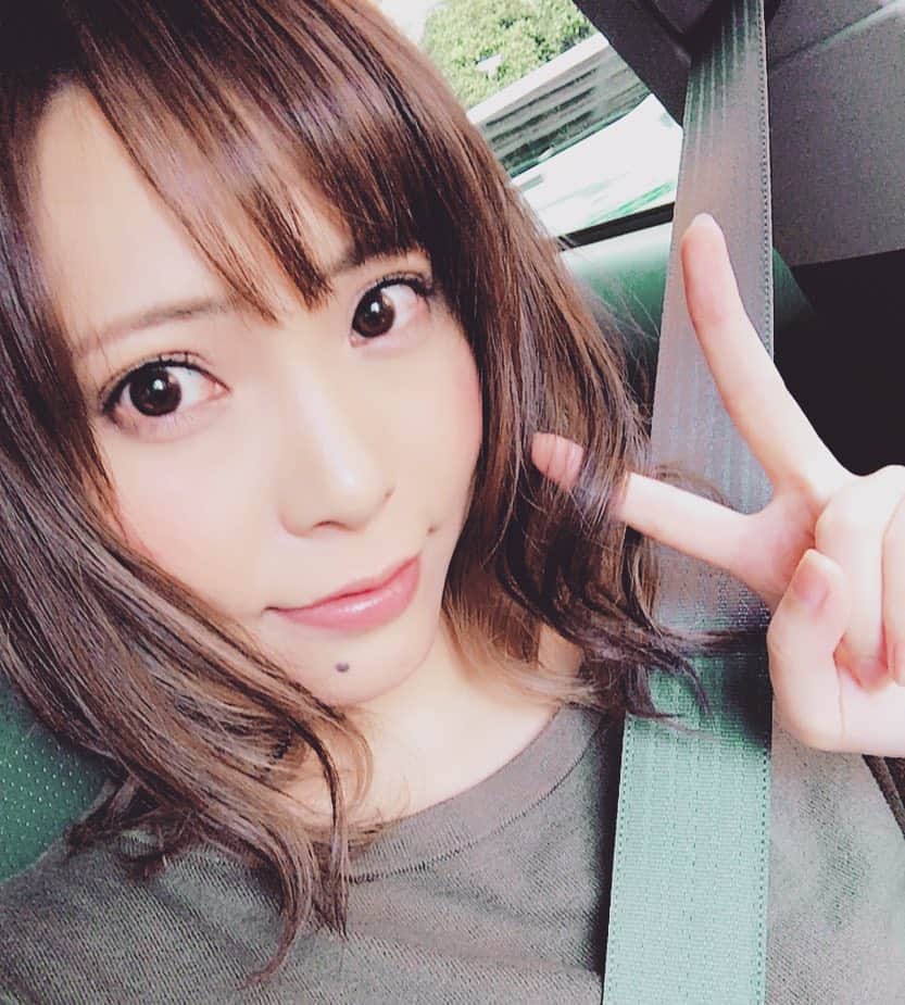 生駒はるなのインスタグラム：「． 今日ゎおっぱい図鑑とやらの 撮影だったのだよー♪ 本日より予約開始らしいので みなさまよろしこ〜🙆 #おっぱい図鑑 #生駒はるな #予約 #してね #よろしくお願いします」