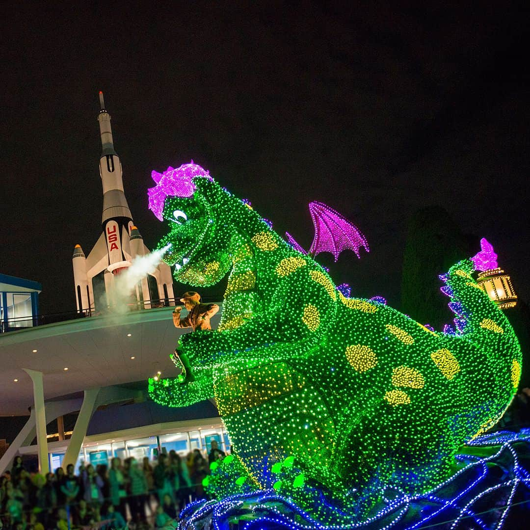 東京ディズニーリゾートさんのインスタグラム写真 - (東京ディズニーリゾートInstagram)「StarJets final flight! 本日、試験飛行を終える。34年間、ありがとう！ #starjets #tomorrowland #tokyodisneyland #tokyodisneyresort #fireworks #nightview #finalflight #スタージェットザラストミッション #スタージェット #花火 #夜景 #トゥモローランド #東京ディズニーランド #東京ディズニーリゾート」10月10日 16時42分 - tokyodisneyresort_official