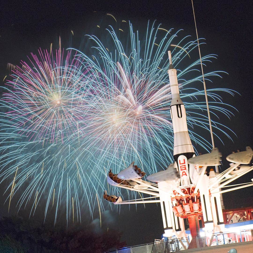 東京ディズニーリゾートさんのインスタグラム写真 - (東京ディズニーリゾートInstagram)「StarJets final flight! 本日、試験飛行を終える。34年間、ありがとう！ #starjets #tomorrowland #tokyodisneyland #tokyodisneyresort #fireworks #nightview #finalflight #スタージェットザラストミッション #スタージェット #花火 #夜景 #トゥモローランド #東京ディズニーランド #東京ディズニーリゾート」10月10日 16時42分 - tokyodisneyresort_official