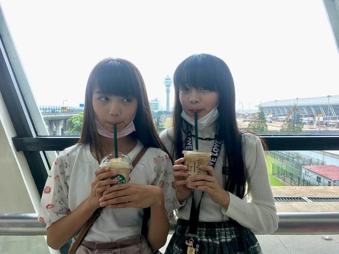 ニコ☆プチのインスタグラム：「✈️🇯🇵 メアココ帰国〜🙆🏻 ショーの様子とかは改めてニコ☆プチネットで更新するねー！^ ^ 上海の浦東（プートン）空港で、出発の時間までスタバ飲むふたり笑 #キャラメルマキアート #キャラメルフラペチーノ #キャラメル好きなふたり」