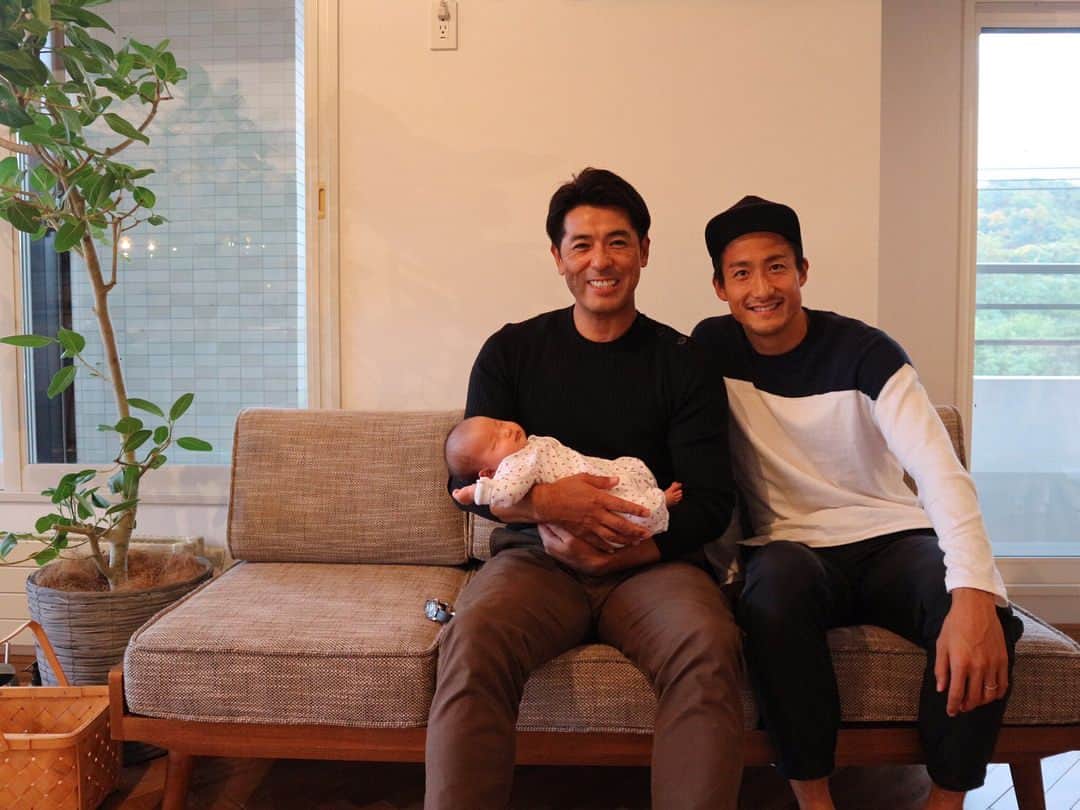 都倉賢のインスタグラム：「稲葉夫妻が娘に会いにきてくれました😊 侍ジャパンの監督に抱っこしてもらえたなんて… パパ感激😭😭😭 国民の期待を一身に受け想像もつかないプレッシャーを感じるとは思いますが、頑張ってもらいたいですね👍  実は稲葉さんめちゃくちゃサッカー好きでいつもコンサを応援してくれてるんですよー👏 引き続きコンサドーレの応援も宜しくお願います🙏 #イナさんに引き続き #大物に抱っこされる #石井ちゃんにも #抱っこされたけど #大物枠でカウントされません #石井は親戚枠 #ってか抱っこ下手くそか #石井ちゃんに抱かれると #デカイ態度になる娘 #この歳で見る目ある」