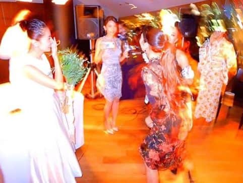 来夏さんのインスタグラム写真 - (来夏Instagram)「🌹❤️🌹❤️🌹❤️🌹 二次会は贅沢なDJさん達の音にみんなで酔いしれました🎵 ちょっとばかりのMCさせていただいたのち、おどっちゃうよね😜 QPと旦那さんを大好きな皆がたーくさん集結した日❤️ happy happy wedding😉 最後のQPスーパー可愛い😍 #djqp #wedding #party #goodtime #love #peace #tworoomsgrillbar」10月10日 20時27分 - rairairaika