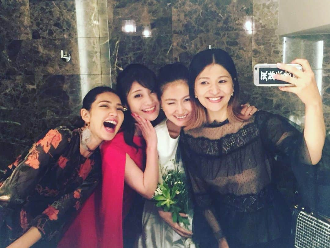 来夏さんのインスタグラム写真 - (来夏Instagram)「🌹❤️🌹❤️🌹❤️🌹 二次会は贅沢なDJさん達の音にみんなで酔いしれました🎵 ちょっとばかりのMCさせていただいたのち、おどっちゃうよね😜 QPと旦那さんを大好きな皆がたーくさん集結した日❤️ happy happy wedding😉 最後のQPスーパー可愛い😍 #djqp #wedding #party #goodtime #love #peace #tworoomsgrillbar」10月10日 20時27分 - rairairaika