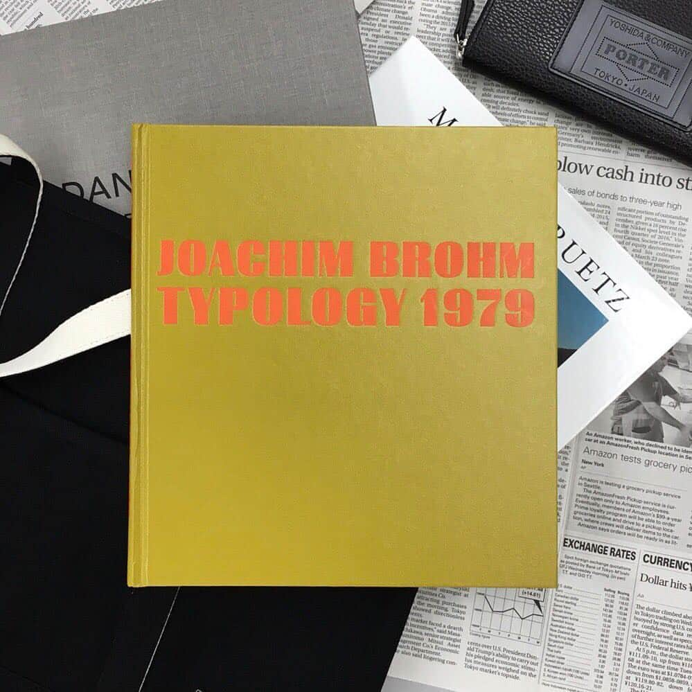 吉田カバン 丸の内のインスタグラム：「こんばんは。 本日は展開中の写真集の中から、ヨアキム・ブロームの「Typology 1979」をご紹介いたします。 1980年初頭に写真家としてキャリアを始めたドイツ人フォトグラファー ヨアキム・ブロームの作品集です。本書は、ウィリアム・エグルストンやロバート・アダムスらアメリカ人フォトグラファーに影響を受けた作者が、ドイツのルール地方にある物置小屋という何の変哲もない日常風景をカラー写真かつ、ベルント&ヒラ・ベッヒャーに代表される「タイポロジー（類型学）」スタイルで捉えた初期作品が収められています。クラチカ ヨシダ 丸の内では、この他にも様々種類の写真集を展開しています。お気に入りの一冊を見つけてみてはいかがでしょうか。 是非、鞄や雑貨と併せてご覧ください。  Joachim Brohm / Typology 1979 ￥5,000＋tax  #yoshidakaban #porter #吉田カバン#ポーター#luggagelabel #porteryoshida #kurachikayoshida #kurachika #porterstand #madeinjapan #japan #marunouchi #flagshipstore #instagood #instalike #instabag #gift #post #joachimbrohm #typology1979 #mackbooks」