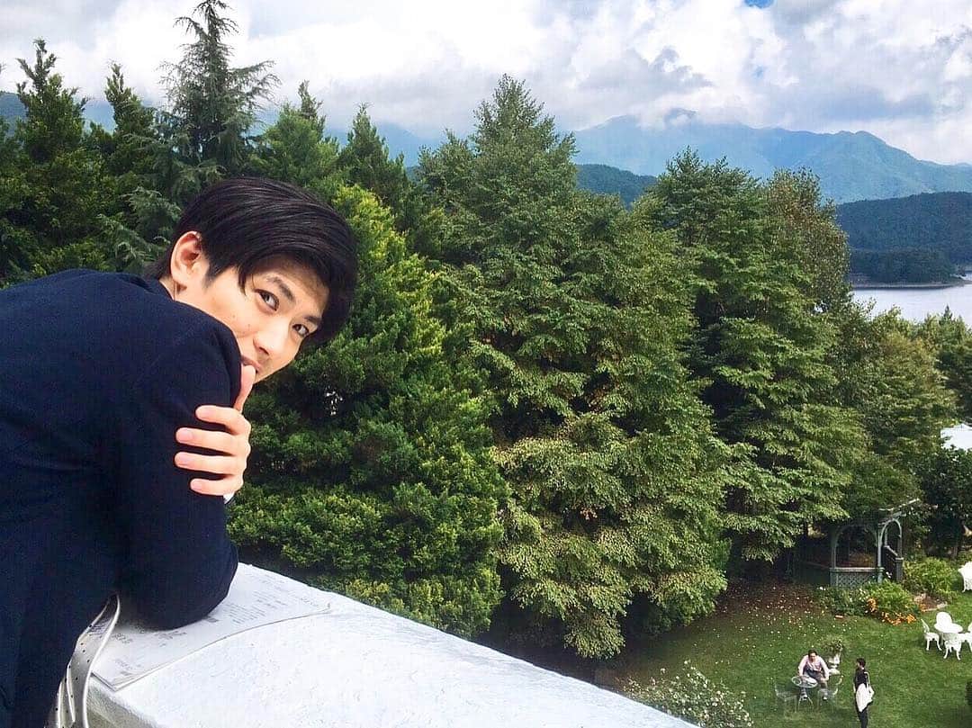 テレビ朝日「オトナ高校」のインスタグラム：「. 滑り込みの、萌えの日😍😍😍 あなたはどっち派⁉️どっち萌え⁉️『 #英人さんと河口湖なうに使っていいよ 』な、キメ顔クールなエリート英人さん派の方、手をあげてくださ〜い🙌 . #オトナ高校  #やらみそ #テレビ朝日 #土曜ナイトドラマ #三浦春馬 #荒川英人 #チェリート #エリート #百面相な #かわいすぎる英人さんもいいけど #やっぱり #王道 #キメ顔 #彼氏感 #デート #河口湖 #振り向けば君がいる #的な #はううううう #もはや恒例化してきた #今日は何の日 #萌えの日 #🍒」