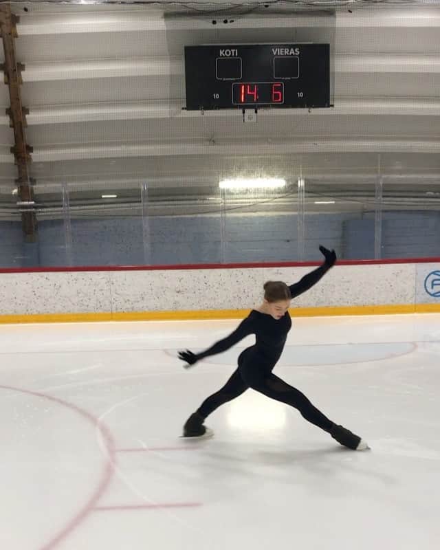 イェニー・サーリネンのインスタグラム：「🖤」