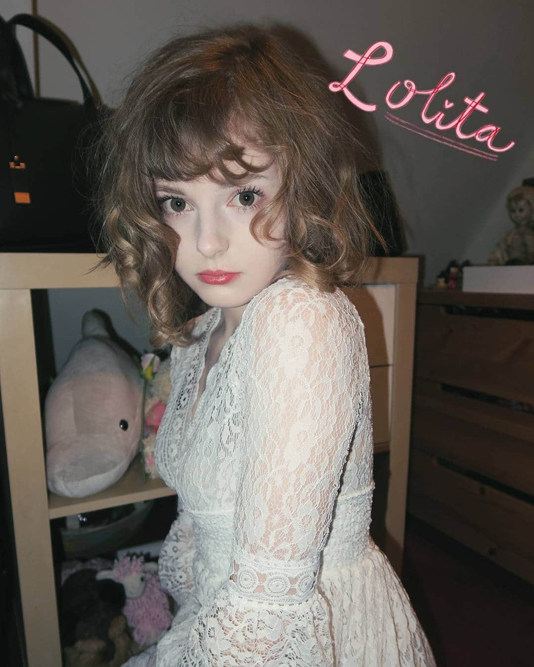 Ella Freyaのインスタグラム：「Put your dreams away for another day 🕊🌹」