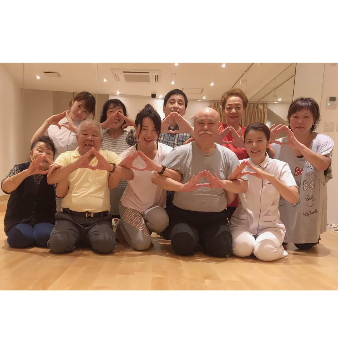 京乃ともみさんのインスタグラム写真 - (京乃ともみInstagram)「Yoga for patient with the hospital:)今日は病院とコラボして、仲良しの友人であり看護師で、糖尿病療養指導士である荒木麻里ちゃん( @mari1922799 )と一緒に、患者さんのための #運動療法 のヨガ。みんなに喜んでもらえてとっても充実した時間で、なんだか心がほっこりしてうるうるしてしまいました。😢持病を抱えていても、どこか身体が思うようにいかなくても、高齢者の方にも、体を動かすことをあきめず、更に自信を持って輝く人生を送って欲しいな🌸🙏。 ご参加のみなさま、みんなのために準備色々頑張ってくれた麻里ちゃん、本当にありがとうございました💛。 。 。 #シニアヨガ #senioryoga #ストレッチ #マッサージ #三茶 #簡単ヨガ #看護師さん #ヨガインストラクター #ヨガ #インストラクター」10月11日 0時25分 - tomomi_kyono