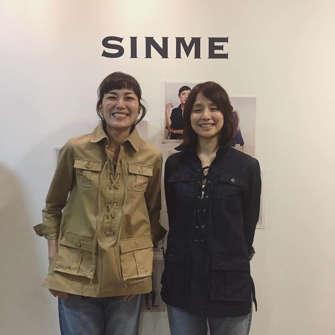 石田ゆり子さんのインスタグラム写真 - (石田ゆり子Instagram)「SINME の展示会に行きました！ 今回で3回目の展示会は なんだかすごく華やかでした😍👏🏻 シンメらしい、スタンダードなシリーズに、肌触りの良い、レディライクなアイテムがたくさん！ 板谷由夏、やりますな。 さすがです。 このレースアップトップス… 可愛いです。後ろ姿も可愛いんですよ。😍」10月11日 0時15分 - yuriyuri1003