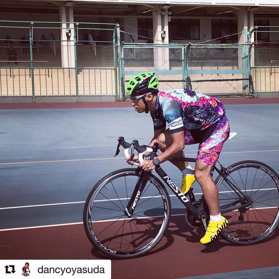 のインスタグラム：「バンクも走れる#NESTObikes  __ #Repost @dancyoyasuda  #団長トライアスロン #cycling  #ロードバイク #サイクリング #自転車 #instacycling #roadbike #ChampionSystem #roadbikelife #自転車のある風景 #川崎ライドサーカス  #団長安田 #団長 #安田大サーカス団長」
