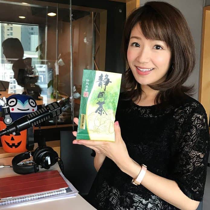 長野美郷のインスタグラム：「おはようございます✨  ラジオ📻 いつもお聴きいただきまして本当にありがとうございます💝  ふるさと納税のお礼として焼津港から贈られる美味しいものについてご紹介する『焼津港からのお手紙』コーナー 今週もお楽しみになさっていてくださいね✨ 写真は、先週から #長野美郷 #interfm897 #スタッフ」