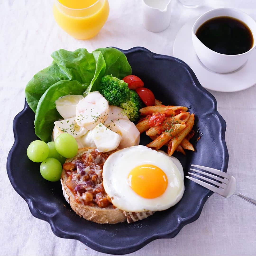 mamiのインスタグラム：「Chilli Beans Bruschetta 🥖． 『 チリビーンズのブルスケッタ 』． ． ． おはようございます♩． 久しぶりに朝ごはん作りました 先々週から 脚を怪我してしまい 松葉杖のお世話に …😅 ． ． どこを怪我しても辛いけど 脚は身動きとれないので 何をするにも大変でした  久しぶりに手作りした 朝ごはん ( と言ってもチリビーンズは 姪っ子が作ってくれたもの♡ ) は 美味しかったです 。 ． ． あとは 柿とジャガイモのサラダ ． ペンネアラビアータ ． ． ． ．」