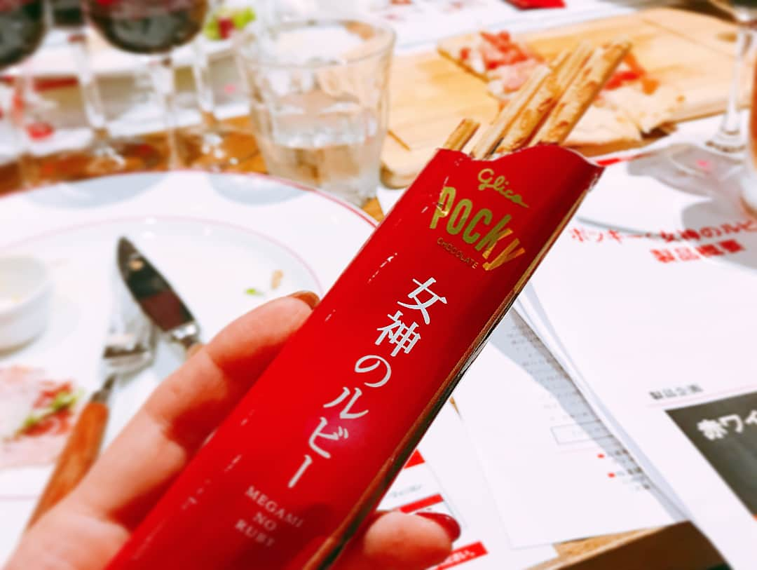 得あゆさんのインスタグラム写真 - (得あゆInstagram)「昔から大好きポッキー🍫🍷👉🏻 ・ 新しいポッキー【女神のルビー】は塩気があっておつまみにぴったりの味でした☺️普通のポッキーと食べ比べると全然味が違って面白かったです。✨ ・ ポッキーの新作【女神のルビー】にご招待頂きワインテイスティングパーティーに参加してきました。 女神ルビーAmazonで発売中❤️ ・ #女神のルビー#ポッキー#ポッキーの日#pocky#ワイン好き#マリアージュ#おつまみ#おやつ#デザート#ワインポッキー#pr#大人#贅沢#銀座#有楽町#ニット#暑かった」10月11日 10時18分 - tokuayu819