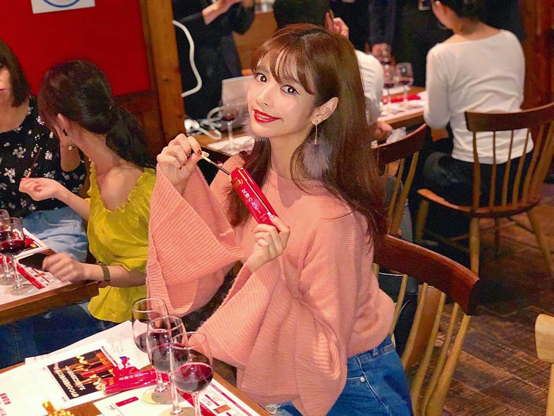 得あゆさんのインスタグラム写真 - (得あゆInstagram)「昔から大好きポッキー🍫🍷👉🏻 ・ 新しいポッキー【女神のルビー】は塩気があっておつまみにぴったりの味でした☺️普通のポッキーと食べ比べると全然味が違って面白かったです。✨ ・ ポッキーの新作【女神のルビー】にご招待頂きワインテイスティングパーティーに参加してきました。 女神ルビーAmazonで発売中❤️ ・ #女神のルビー#ポッキー#ポッキーの日#pocky#ワイン好き#マリアージュ#おつまみ#おやつ#デザート#ワインポッキー#pr#大人#贅沢#銀座#有楽町#ニット#暑かった」10月11日 10時18分 - tokuayu819