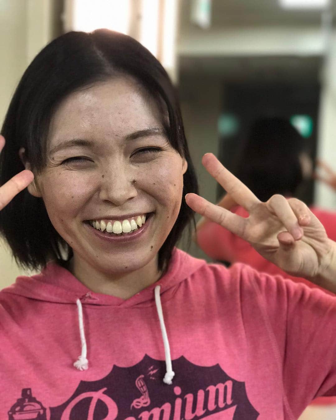 川島明のインスタグラム：「尼神インター誠子ちゃん  #アトランタ五輪の時のシンクロ日本代表 #あかすりしてる時に壁一枚向こうの同僚に韓国語で噂話しだす店員 #ゆで卵食べながら１円パチンコ打ってる主婦 #お姉ちゃんの親友 #公園のハトを集めるだけ集めて突然奇声を張り上げて追い払う人 #部屋着が10年間一緒のＯＬ #干していた下着を取られて騒いでいたが犯人はカラスだったアパートの住人 #今時こんなにパーカー愛してるのキャイ〜ンの天野さんかこの人だけ #ポップも硬派も対応できる実力者」