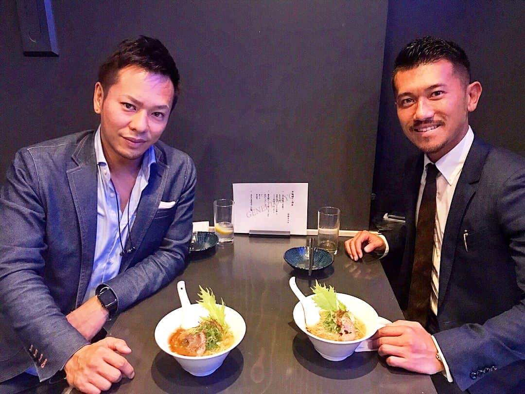 ryoma0808のインスタグラム：「としくんと5年ぶりの再会😊✨なかなか予約の取れないお店を予約してくれていて、ご飯も美味しくて最高やった(*´∀｀*)仕事や周りの人に対する姿勢など見習わないといけないところだらけで、また頑張ろうと思える素敵な時間になりました🙇✨ #玄瑛 #六本木」