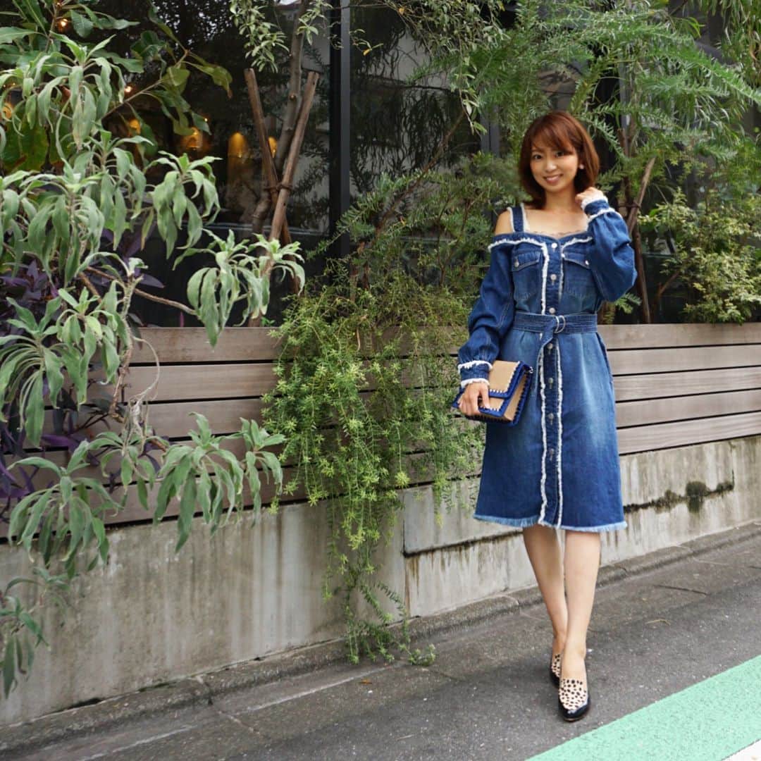 筧沙奈恵さんのインスタグラム写真 - (筧沙奈恵Instagram)「オブレクト @oblekt.jp の展示会に行ってきました♪ ・ デニムが優秀ということで、新作のオフショルデニムワンピを試着❤️新しい自分に出会えた感じ😀1枚でサマになるデザイン性でした！ ・ Tシャツを主人とおそろいでオーダーしてみました👖 ・ #oblekt #comfydenim #オブレクト #展示会 #デニムワンピ #デニム #ママコーデ #オフショルワンピ #ママファッション」10月11日 13時08分 - sanaekakei
