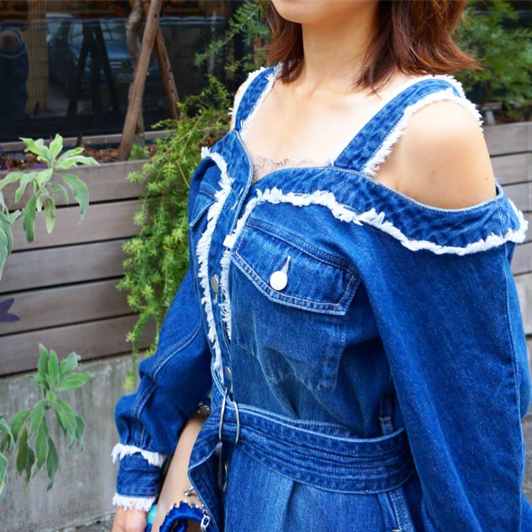 筧沙奈恵さんのインスタグラム写真 - (筧沙奈恵Instagram)「オブレクト @oblekt.jp の展示会に行ってきました♪ ・ デニムが優秀ということで、新作のオフショルデニムワンピを試着❤️新しい自分に出会えた感じ😀1枚でサマになるデザイン性でした！ ・ Tシャツを主人とおそろいでオーダーしてみました👖 ・ #oblekt #comfydenim #オブレクト #展示会 #デニムワンピ #デニム #ママコーデ #オフショルワンピ #ママファッション」10月11日 13時08分 - sanaekakei