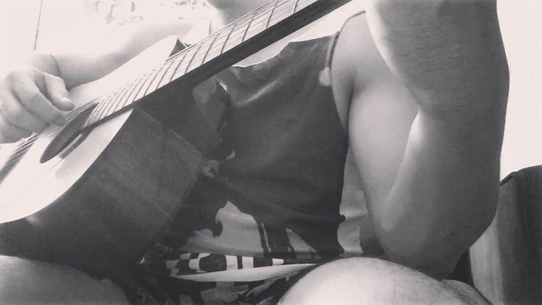 ヒューバートのインスタグラム：「Song on repeat, good night 🌚😴.」