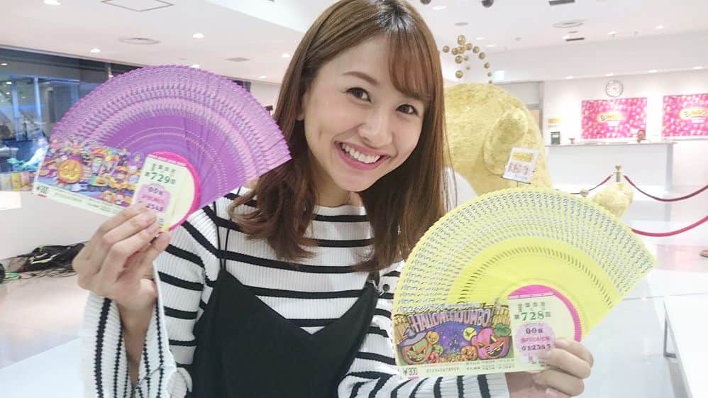 澤田南のインスタグラム：「今夜はビジレポに復帰💞 ハロウィンジャンボ宝くじをご紹介します！ 幸運の女神、山田桃子さんと👼♥️ . そしていつも大好きな現場の皆様方と🙌✨ 今回お世話になっているテレ東の方々がご卒業されたり、移動されることになったりとさみしいこともありましたが…またこうやって復帰させてもらえて本当に感謝しています😂✨ ありがとうございます。これからもビジナビ娘頑張ってまいります💫 #ビジネスレポートneo #テレビ東京 22:54〜📺 私の #調子乗っちゃって ポーズ地味に注目 #ゆりやんレトリィバァ さんだいすき」