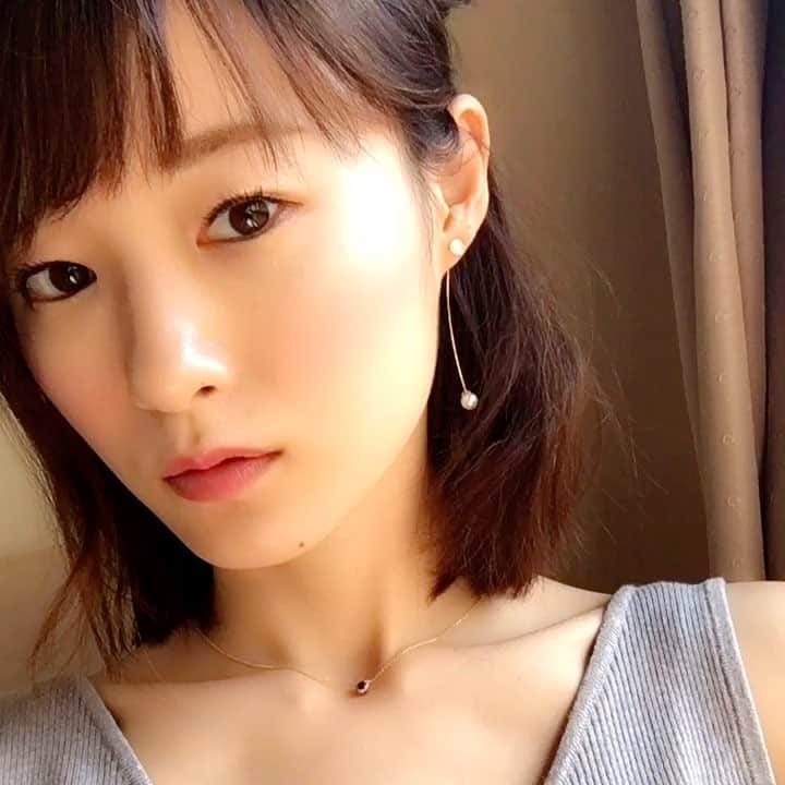 しほの涼のインスタグラム：「やっぱり揺れるパールが好き😍😍 ネックレスは #starjewelry のサファイアです😊😊 誕生石がサファイアなの❗️💎」