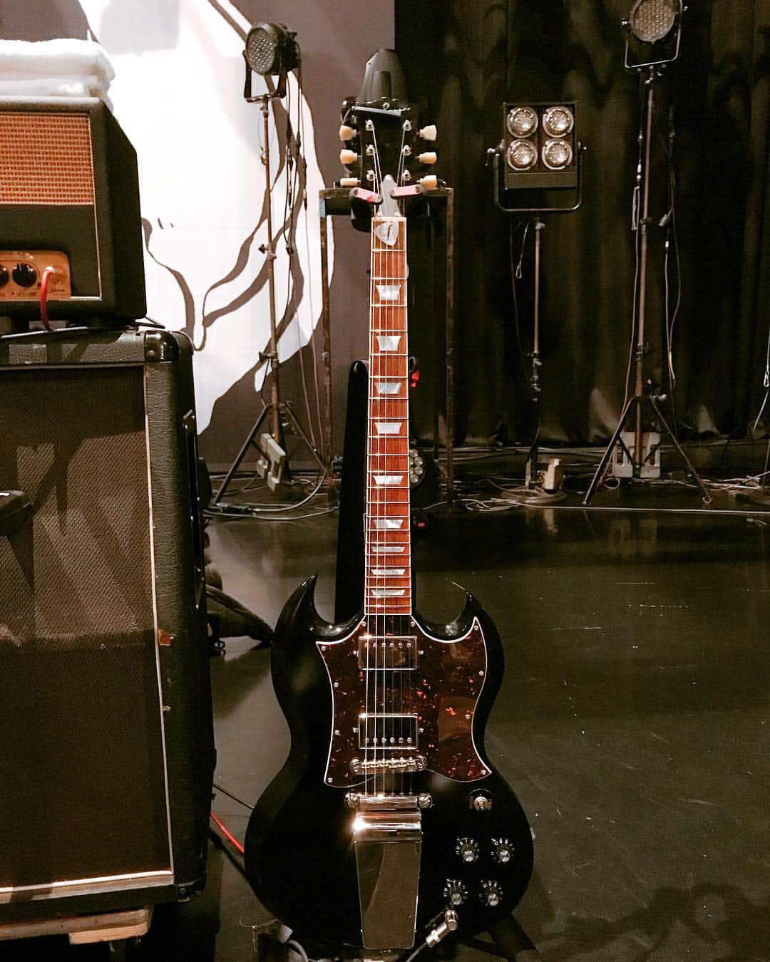 戸高賢史さんのインスタグラム写真 - (戸高賢史Instagram)「New Black SG 音がカッコ良い #sagonewmaterialguitars」10月11日 17時30分 - toddyphantom