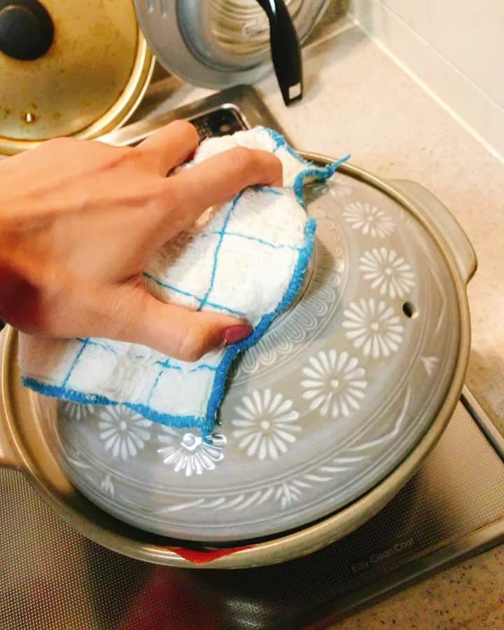 のインスタグラム：「#ゴルフ練習 終えてお腹ぺこりん…今日味噌汁しか飲んでない😂 #冷凍ご飯 があるから #鮭雑炊 を作ってみた✨ #土鍋 でぐつぐつ❤️ #大好きな卵 と #ネギ 入れてー🤗 めちゃ #熱々 だよーん！ #簡単レシピ #気まぐれ自炊 #体に優しいよ #真麻 #料理」