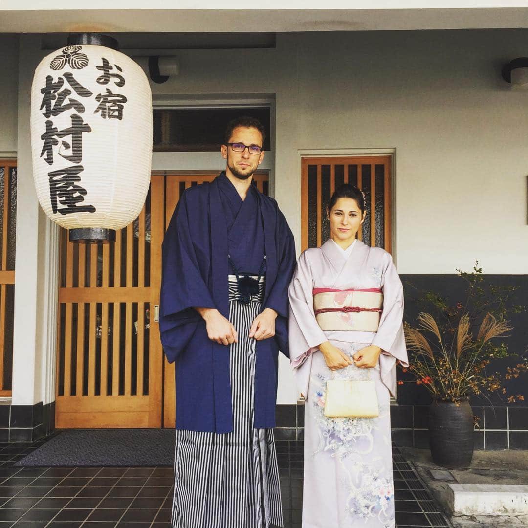 松村屋旅館のインスタグラム：「Japanese tradional clothes fits nicely with the Italian who visited Japan the other day to attend  a wedding for his friend.  先日、ご友人の結婚式に出席する為にイタリアからいらっしゃったお客様。 和服がとってもお似合いですね(^^) #matsumuraya #matsumurayaryokan #kawagoe #coedo #saitama #japantrip2017 #japaneseculture #italia #wafuku #kimono #japaneseclothing #haorihakama #montsukihakama  #coedovivian #hikawashrine  #hikawakaikan  #japanese traditional hotel #trip #松村屋 #川越 #埼玉 #小江戸 #和服 #着物 #紋付羽織袴 #イタリア #美々庵  #氷川神社 #氷川会館」