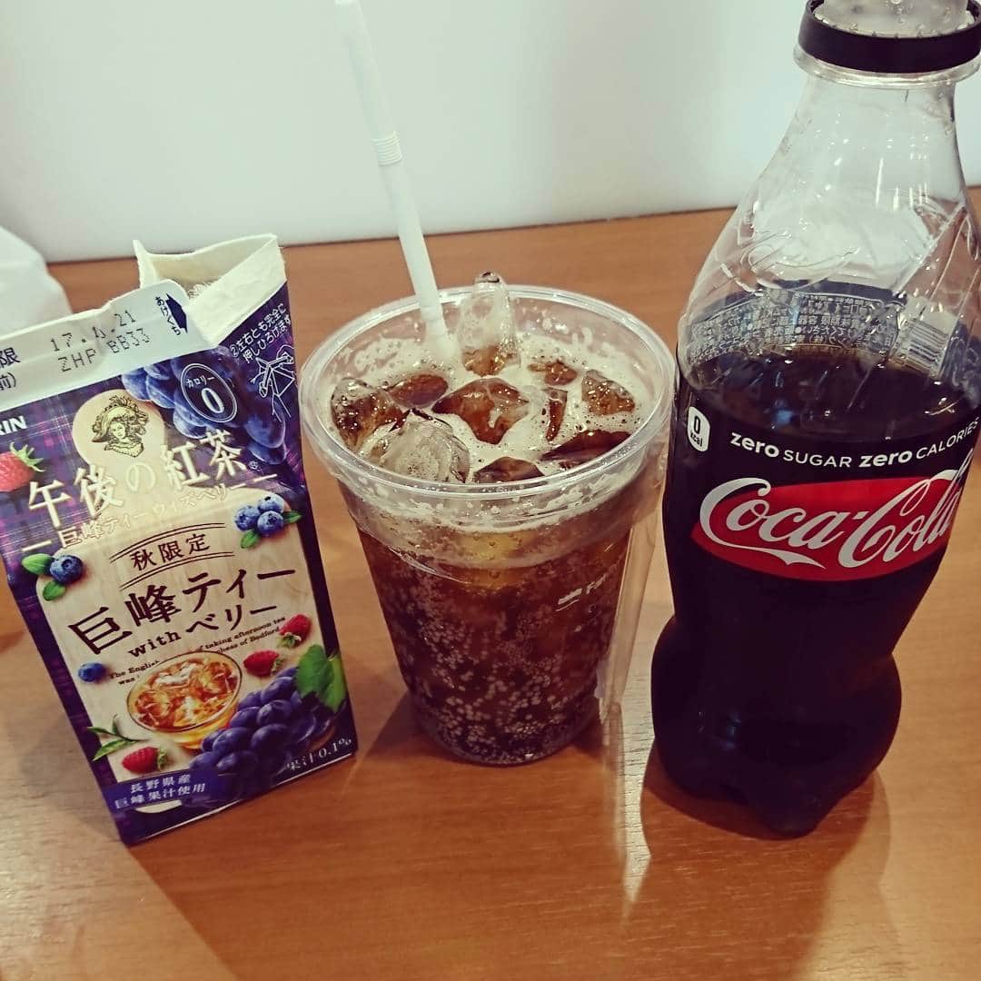 西山茉希さんのインスタグラム写真 - (西山茉希Instagram)「割って飲む派。  #コーラは #紅茶で割ると #んまんま #今シーズンの組み合わせ #ナイスです  おいひーよ。」10月12日 6時28分 - maki.nshiyama50