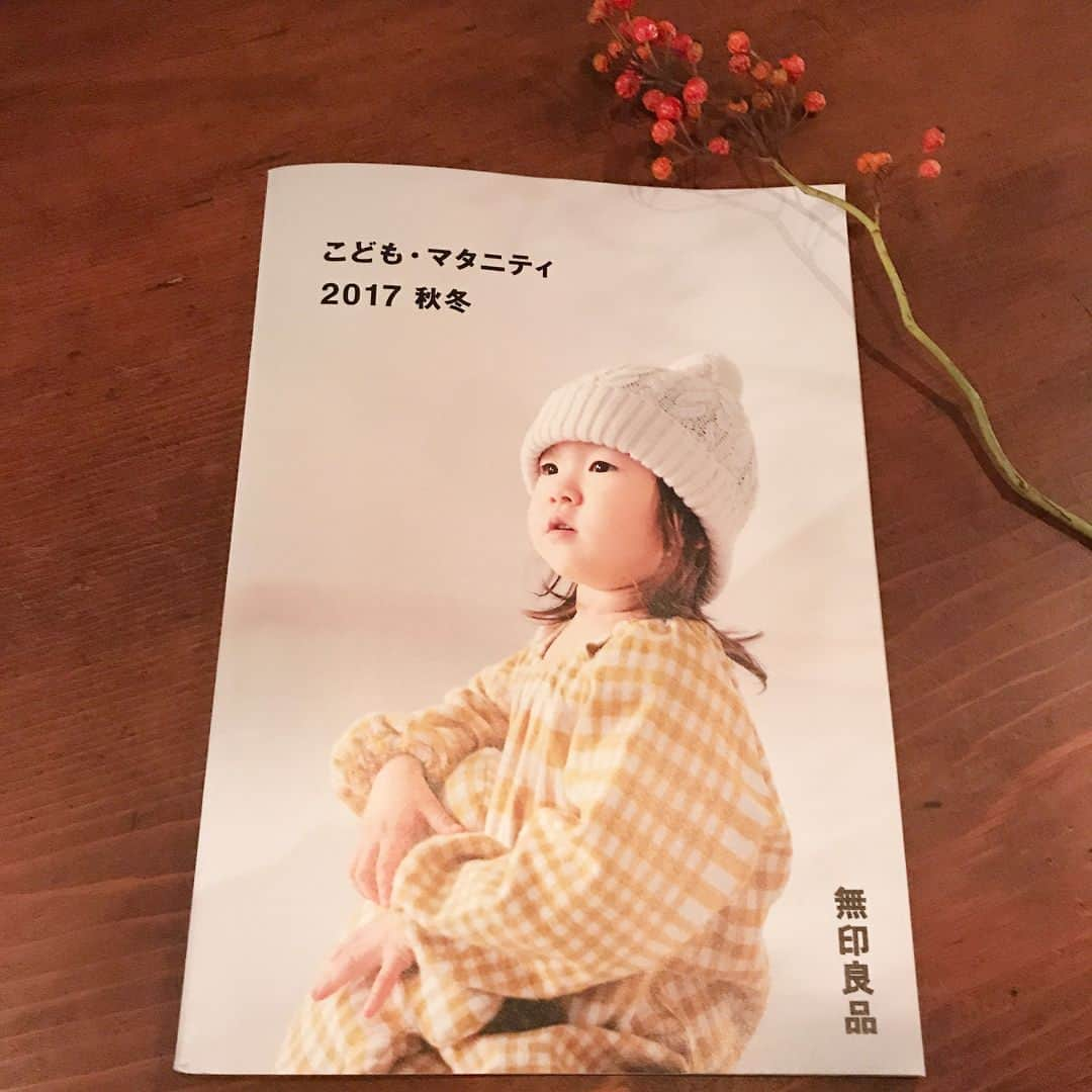 坂本美雨さんのインスタグラム写真 - (坂本美雨Instagram)「ご縁あって、無印良品の《こども・マタニティ 2017 秋冬》カタログに載せていただきました。今日から店頭にあるようです。 . もともと大好きなMUJI。 ほんとにいい記念になりました…🙏 #2歳 #今日のなまこちゃん  #だいたい口開いてるな #無印良品」10月11日 22時47分 - miu_sakamoto