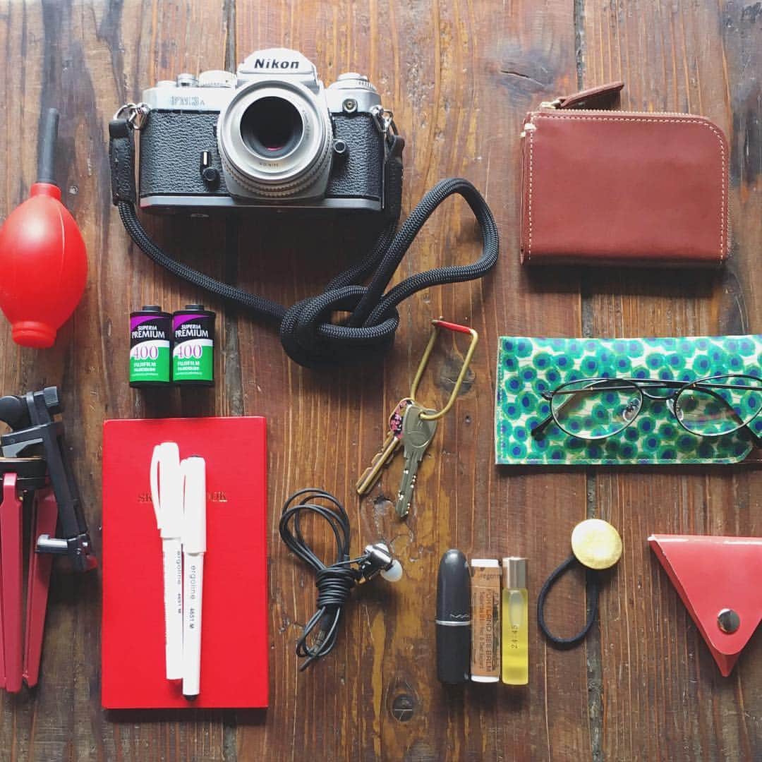 石野千尋さんのインスタグラム写真 - (石野千尋Instagram)「Some camera tools in my bag 💼  Photo lecture and interview for @tsuchiya_kaban 📸 . "カメラと出かける" 土屋鞄さんのwebで記事が公開されました。 縁あって、とても素敵な企画に携わることができました！ 写真を撮るときの持ち物や、気をつけている事などをお話しています。ストーリーからリンクへ飛んでみてくださいね☝︎:-) . 土屋鞄製造所 instagram も、写真が美しくてオススメです！ → @tsuchiya_kaban . . #photographer #photo #camera #work #film #filmcamera #inmybag #tsuchiyakaban #glasses #土屋鞄 #土屋鞄製造所 #土屋鞄 #写真 #フィルムカメラ #フィルム #FM3A #カメラバッグ」10月11日 23時34分 - chihiroishino