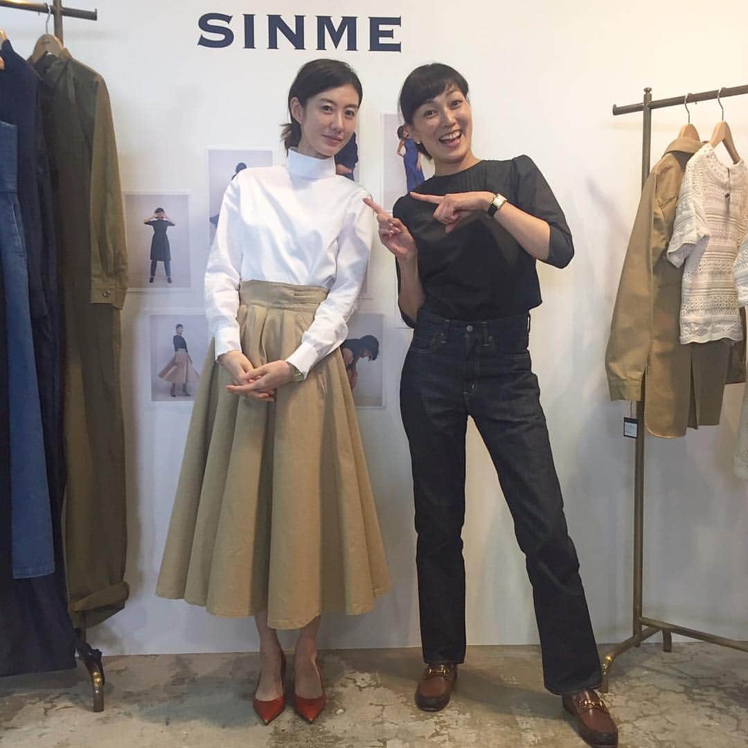 Sinmeさんのインスタグラム写真 Sinmeinstagram Sinme 18ss 展示会2日目 ともさかりえさん ありがとうございました りえさんが着てくださっているのは新作のハイネックシャツと限定のグルカスカート 由夏さんが着ているのは新作ピンタックプルオーバーと