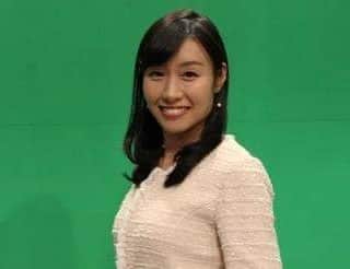 山部朱里のインスタグラム：「. . 画像があらいです🙈🙊🙉 群馬テレビアナウンサー時代の写真です🎤 退社してから半年！ . . . #女子アナ47 #アナウンサー #群馬テレビ #群テレ #GTV #いろいろなNGの記憶よみがえる(笑) #中継でクッキーと一緒に乾燥剤まで食べた #インタビューの相手に取ってもらった #キュウリなのに何度もナスと言ってしまい #キュウリに味噌つけて食べたあと #やっぱりナスにはキュウリが合うってどや顔 #ディレクターさんがつられて #じゃあナスにキュウリつけるのは後で撮り直そう #はっきり言ってた #キュウリナス事件 #生中継 #女子アナ #キャスター #MC #司会 #ナレーション #フリーアナウンサー #なぜアナウンサーに？ #アナウンサーになることがゴールじゃなくて #アナウンサーになってどうなりたいか #初心忘れるべからず #とにかくNGは今思い出しても笑える #たくさん笑ってた #今も笑顔にしてもらえる素敵な思い出ばかり . . .」
