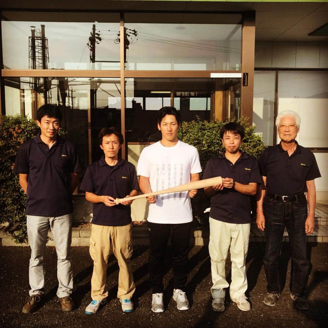 吉田正尚のインスタグラム：「来シーズンのバット完成です！ 活躍して工場の方々に恩返ししたいです。  #アンダーアーマー #バット #完成」