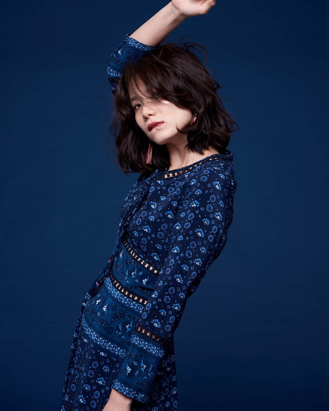 平山奈美のインスタグラム：「. 🔷🔷🔷🔷 秋服かわええ 🔷🔷🔷🔷 📷 @kanno_takafumi . 👗 @ayumi_kamata . 💄 @jupitamu . #autumn #love #blue #navy #onepiece #photo #asian #fashion #tokyo #asian  #ennui #hair #natural」