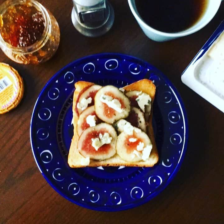 志摩有子さんのインスタグラム写真 - (志摩有子Instagram)「GM。小ぶりの無花果とブルーチーズをトーストに。無花果ジャムと黒胡椒も。このトーストにはコーヒーよりアールグレイが合う。 #無花果 #無花果トースト #いちじくトースト #VIKINGBAKERY  #バイキングベーカリー」10月12日 9時40分 - ariko418