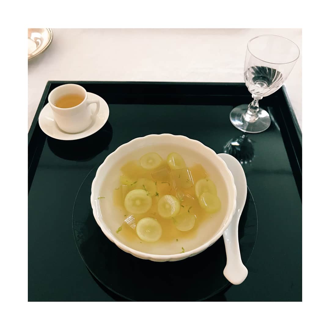 市川実和子さんのインスタグラム写真 - (市川実和子Instagram)「尚子ちゃんと真美さんのお茶会にて、銀木犀のシロップと真美さんの寒天のきらきら。 きのうは、こんなきれいなものを食べたり、飲んだりした。」10月12日 11時53分 - miwako_ichikawa_