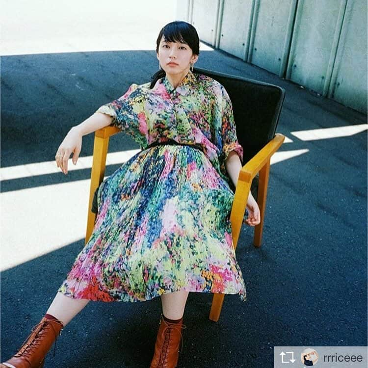 吉岡里帆さんのインスタグラム写真 - (吉岡里帆Instagram)「又吉編集長刊行”椅子” Repost from @rrriceee @TopRankRepost #TopRankRepost ピースの又吉さんが編集長を務める雑誌「又吉直樹マガジン　椅子」にて、女優の吉岡里帆さんがRiceのジュエリーを着用してくださいました。. 吉岡さんの持つ空気感と写真の雰囲気がとても素敵で、見とれてしまいます。。. そんな中にRiceのジュエリーを使っていただきとても光栄に思います。. 本当にありがとうございました！！ . 【着用ジュエリー】. ・〈SIDE〉quartz LONG earring GLD. ・〈LINKING〉penetrating ring PEARL. . . #Repost @toshiakikitaoka (@get_repost) ・・・ 『又吉直樹マガジン　椅子』 Model:Riho Yoshioka Stylist:Maruko Maki  #又吉直樹 #magazine #吉岡里帆 #椅子 #film  Thank you☺︎」10月12日 13時40分 - riho_yoshioka