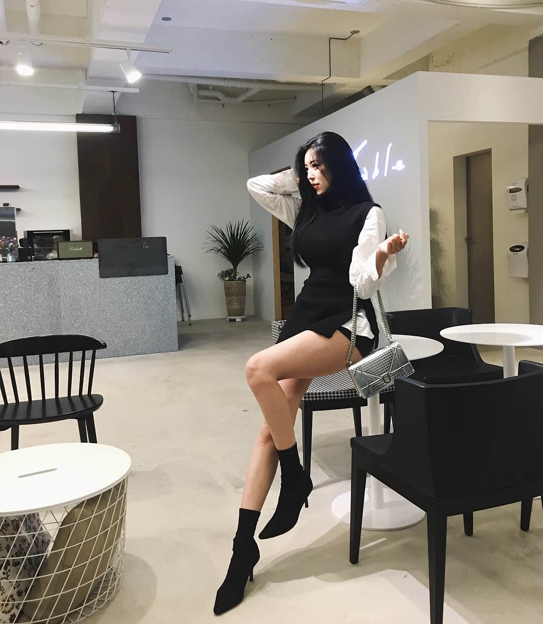 Choi Somiさんのインスタグラム写真 - (Choi SomiInstagram)「셔츠, 니트, 앵클 부츠의 조합이라니🖤 #소미언니」10月12日 18時16分 - cxxsomi