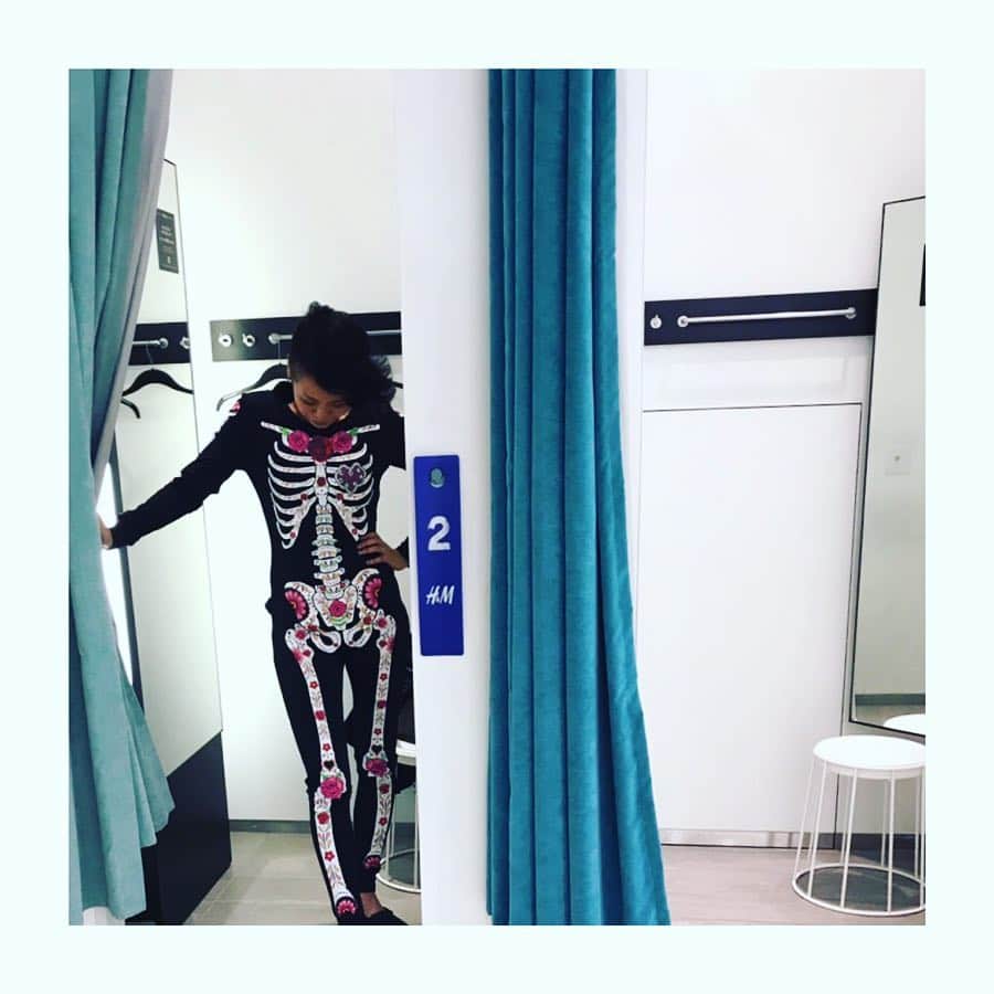 森本容子さんのインスタグラム写真 - (森本容子Instagram)「東京のハロウィンぱーてーは参加しないけど。 今後、何かのドレスコードで使うかもしれない物は買っておく主義。#念のため#買いました #全身タイツ #40歳  @romihi917  @kariangofficial @ymdoshop @bankertokyo @yocomorimoto http://ymdo.tokyo #bankertokyo #ymdoshop #kariang #banker #tokyo #denim #japanmade #カリアング#バンカートーキョー #バンカー東京#レディスウェア#今日のコーデ#カットソー#コーディネート#森本容子#キッズウエア#fashion #yocomorimoto」10月12日 18時16分 - yocomorimoto