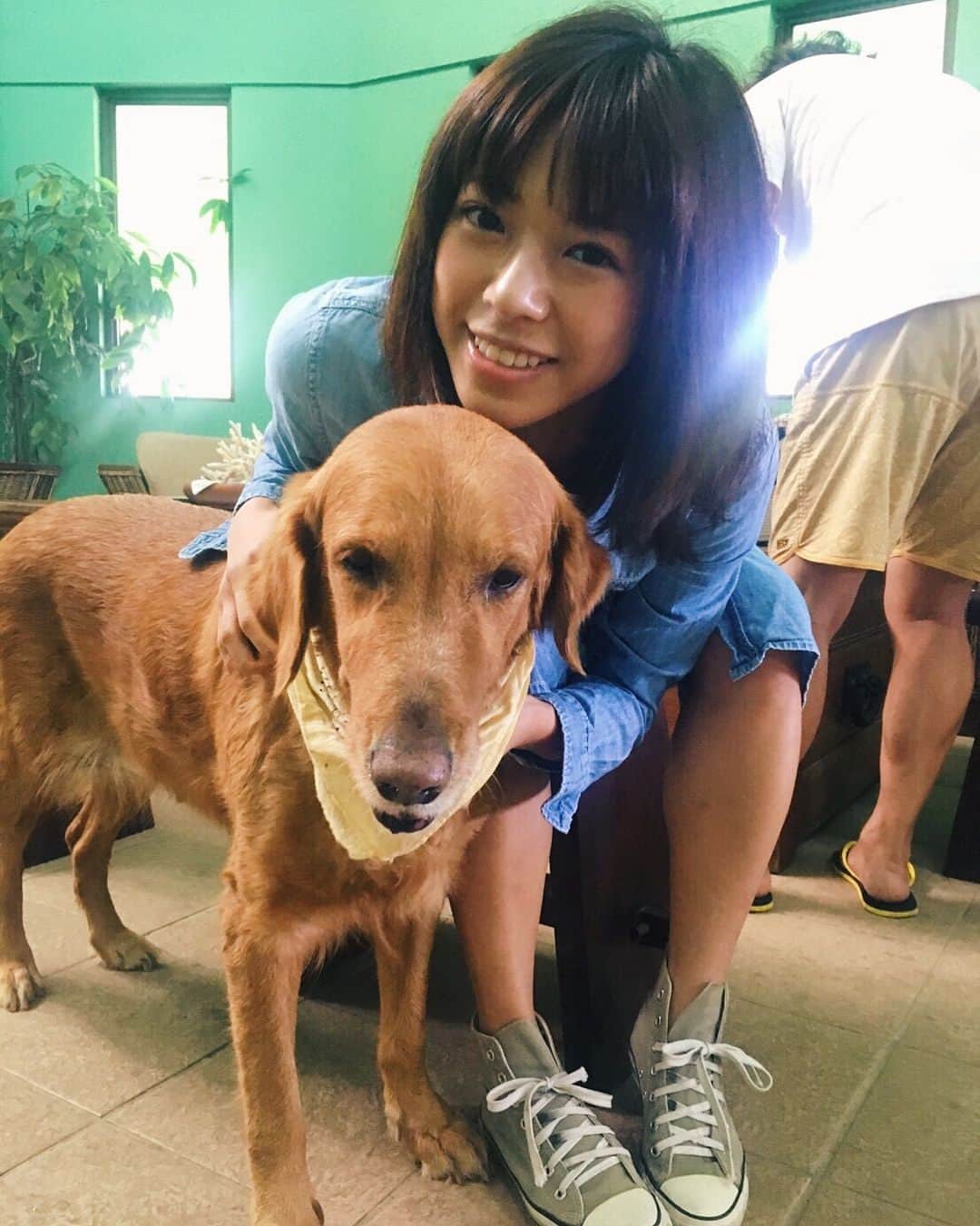 のインスタグラム：「EMMAちゃん🐶 . ずっと抱きついてしまった。。。！！癒し系で優しいワンちゃん🐶💛 . #サイパン #saipan #犬 #ゴールデンレトリバー」