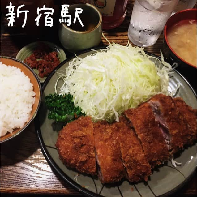 Ateliersのインスタグラム：「🍖豚珍館🍖 🍴炸豬排定食 📍東京都新宿區西新宿新宿ㄧ丁目13-8LeCiel新宿館 ⏲️11:00～15:00，17:00～23:00 💸～1000¥ 🏠和風定食屋內裝 👍CP值超高的大份豬排🐖 👎位子狹小 💁白飯和湯無限續碗喔！🍚 📝艾塔莉兒東京高CP美食第二彈！🤑這次介紹的是同在新宿西口的炸豬排專門店—豚珍館🐷，和上一篇一樣，一千日幣左右的價格，就能獲得滿滿的飽足感！😋不過缺點還是座位狹小，有時人多的時候也有可能要跟人併桌，比較害羞的人記得要挑人潮少的時間來喔！👫 #艾塔利兒新宿 #艾塔莉兒 #ateliersjpn #日本 #東京 #新宿 #日本料理 #炸豬排 #定食 #豚珍館 #日本美食 #新宿グルメ #とんかつ #豚肉 #グルメ #japan #shinjuku #tokyo #pork #japanesecuisine #meat #肉#돈까스 #먹스타그램 #일본#신주쿠맛집 #도교#정식 #일본여행 #맛집추천」