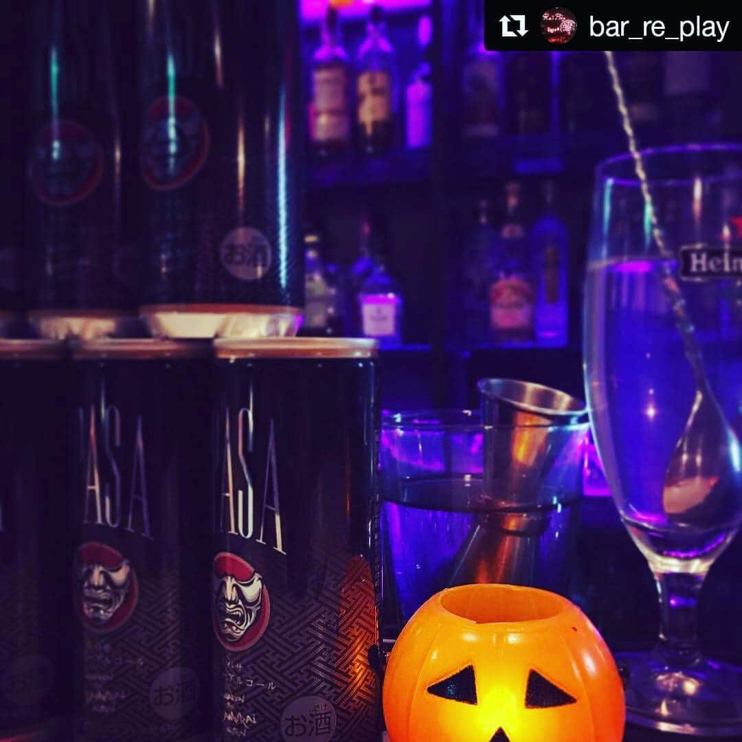 エナジーアルコール【Spasaスパサ】のインスタグラム：「#Repost @bar_re_play ・・・ お店もちょっぴりハロウィン仕様に👻 本日も20時オープン！ダーツにお酒に…今宵もよろしくお願いしますm(_ _)m #宇都宮 #泉町 #ダーツ #ダーツバー #DARTSLIVE2 #SPASA #ハロウィン」