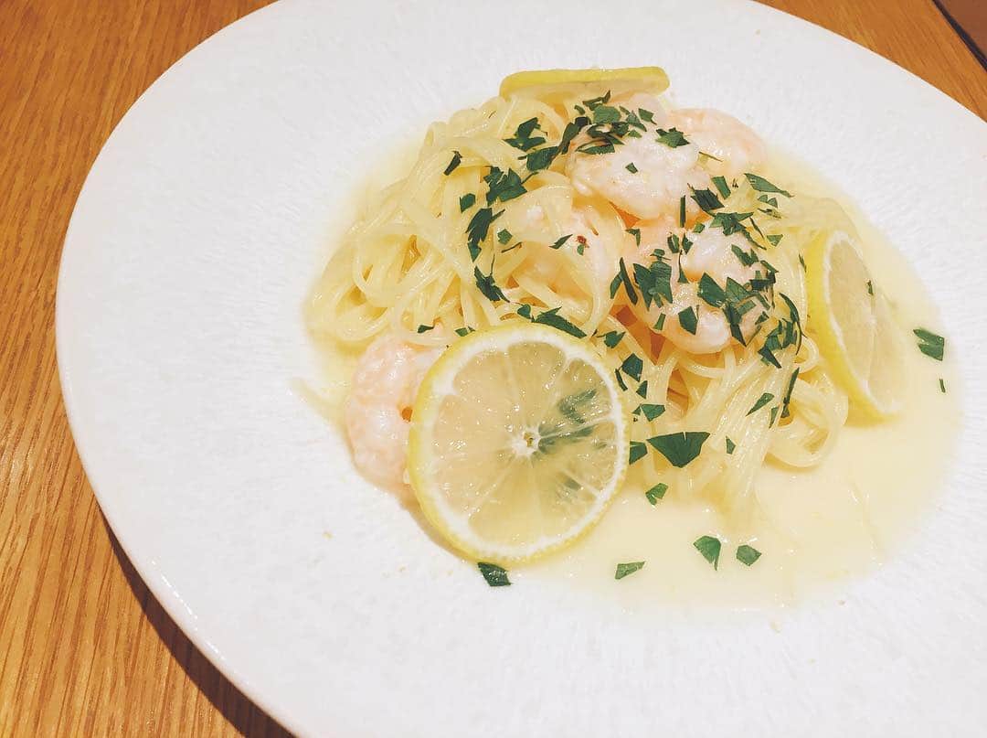 吉田有里のインスタグラム：「先日、内山夕実さんとランチ🍴へ！ ゆゆらじコンビ〜👯✨ ゆみさんおすすめのお店でパスタ🍝を食べました。 エビ🦐のレモン🍋パスタです。 輪切りのレモンがインスタ映え…。← 美味しかった、そしてゆみさんとおしゃべり出来て楽しかったです…ゆみさんは素敵な人だなぁ。✨ そんな我ら、「内山夕実と吉田有里のゆゆらじ」は 日付変わって本日！22時に最新回が配信になります〜よろしくです〜📻❤️ #内山夕実 さん #吉田有里 #内山夕実と吉田有里のゆゆらじ #ゆゆらじ #パスタ #lunch #pasta」